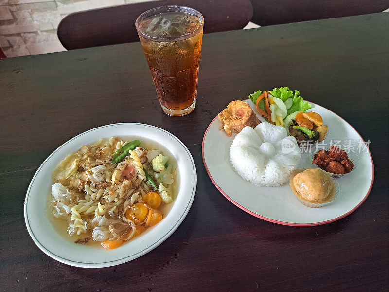 印尼婚礼大米(Sego Manten)或Nasi Pupuk Mantenan。佐以印尼婚礼汤(Sayur Sop)、炸土豆丸子(Kentang Kroket)和鲜茶冰(Es Teh Segar)。食物和饮料菜单。